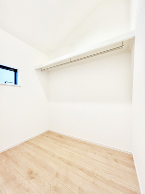 ���̑��@�����`Walk-in Closet�`�@�K�v�Ȃ��̂�R�[�f�B�l�[�g���ꗗ���Ċm�F�ł��A�g�x�x�⏀�����Z���ԂōςރE�H�[�N�C���N���[�[�b�g��ݒu���܂����B�Ƃ̒�����������Ƃ�����֗��Ȏ��[�X�y�[�X�ł��B