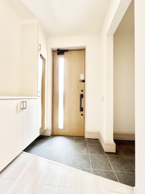 ���ց@�����`Entrance�`�@���ʔ��~���[�t�Ȃ̂ŁA���o�����O�̐g�����Ȃ݃`�F�b�N�Ɂ��􌺊ւ͂��q�l�����o�}�������ԍŏ��̏ꏊ�A�A���Ă��鎞�ɓ���ŏ��̏ꏊ�B����ȏꏊ�����炱���A���ǂ���ԂɁc��