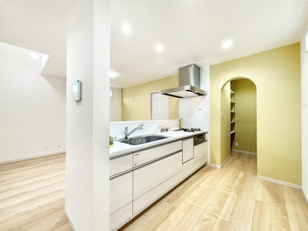 �L�b�`���@���r���O�ŗV�Ԃ��q�l�������Ȃ��炨�������ł���ΖʃL�b�`���B  