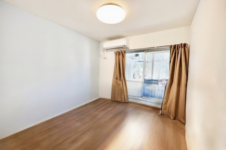 q@`Bed Room`@q͂qlɂƂđϏdȖ܂Blŉ߂Ԃ^邱ƂŁAh׋ԂRƑ܂畔̕Еt|ȂǂƂɌq܂BꕔCGH