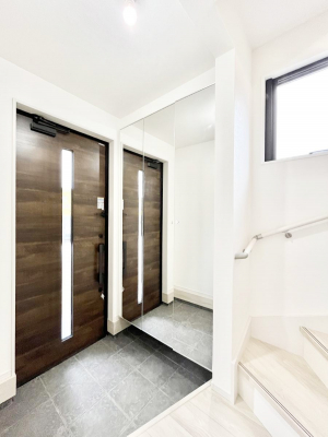 ���ց@�K���X�X���b�g�̓��������փh�A�������Ɍ���͂��Ă���܂�