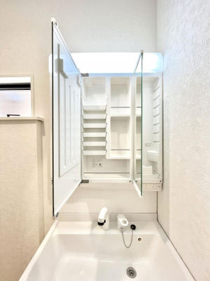 ���̑����ρ@�O�ʋ��̗��ɁA���ϕi��q���p�i�Ȃǂ����[�\�B���ʑ����������ƕۂ��܂��I