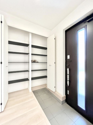 ���̑����ρ@�����Ղ���[�ł���V���[�Y�{�b�N�X�ŉƑ��S���̌C���A���ւ�������B  