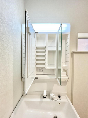 ���̑����ρ@�O�ʋ��̗��ɁA���ϕi��q���p�i�Ȃǂ����[�\�B���ʑ����������ƕۂ��܂��I