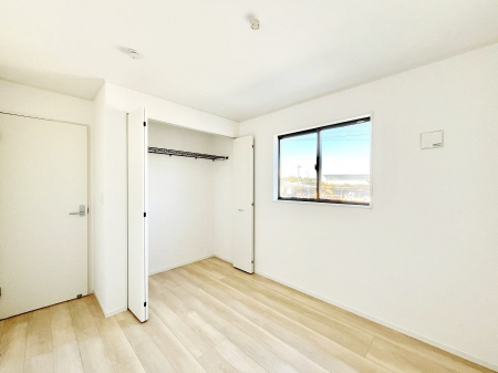 �Q���@������1�������`Bed Room�`  �S�����ɂ͎��[�N���[�[�b�g�������I���i�g���̂��m���⏬���͂������A�G�ߕ��̂��m���Ȃǂ���������Ɛ������ڂ����܂������܂��B  ������Ԃ��L���g�p�ł��܂��ˁB