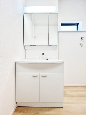 ���ʑ�E���ʏ��@������1�������`Dressing Room�`  ����������F�����œ��ꂳ��Ă���ƁA�X�b�L���Ɛ�������ۂ������܂��B  ���̗��ɂ͂����Ղ�Ǝ��[�X�y�[�X��W�������I