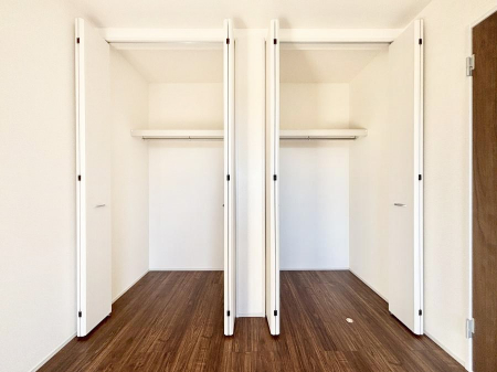 ���[�@�����`Closet�`�@�ǖʃN���[�[�b�g������΃^���X��u���K�v���Ȃ��A�o������̂Ȃ��X�b�L����Ԃ��ێ��ł��܂��B����ꂽ�X�y�[�X��L���Ɋ��p�ł������B�G�߂̈ߗނ��̕i�Ȃǂ����Ղ���[�o���܂��ˁ�