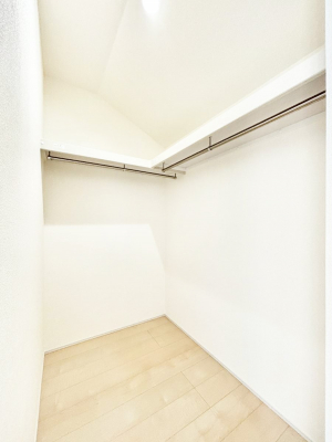 ���̑��@�����`Walk-in Closet�`�@�K�v�Ȃ��̂�R�[�f�B�l�[�g���ꗗ���Ċm�F�ł��A�g�x�x�⏀�����Z���ԂōςރE�H�[�N�C���N���[�[�b�g��ݒu���܂����B�Ƃ̒�����������Ƃ�����֗��Ȏ��[�X�y�[�X�ł��B