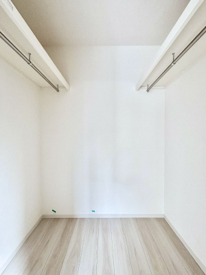 ���̑��@�������P�������`Walk-in Closet�`�@��������̗m���������Ă��V���ɂȂ�ɂ����E�H�[�N�C���N���[�[�b�g�B�m���ȊO�ɂ��A���i�g��Ȃ��Ɠd��X�[�c�P�[�X�A�X�g�b�N�i�Ȃǉ��ł��Еt����������Ԃł��B