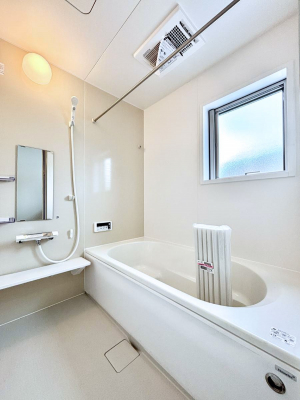 �����@������2�������`Bath Room�`�@���t���̃o�X���[���́A�̌������薾�邭�C�����̗ǂ���Ԃł��B�������邱�ƂŁA���C�����ǍD�B������芰����o�X���[���ŁA�����̃o�X�^�C�����y���݂ɂȂ肻���ł��B