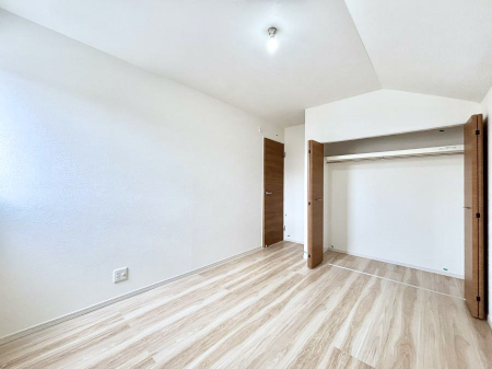 �q�������@������2�������`Bed Room�`�@�}���V�����ƈႢ�������������̂��ˌ��Ẵ����b�g�ł��B���Ƒ������������ƂŎ苷�Ɋ����Ă����Z�܂����ˌ��Ăł͊e�����v���C�o�V�[��ۂ��Ƃ��ł��܂��B