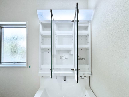 ���̑����ρ@�ݔ���2�������O�ʋ��̗��ɁA���ϕi��q���p�i�Ȃǂ����[�\�B���ʑ����������ƕۂ��܂��I