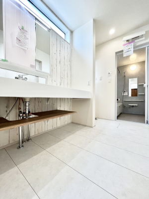 ���̑��@�����`Dressing Room�`  ����������F�����œ��ꂳ��Ă���ƁA�X�b�L���Ɛ�������ۂ������܂��B  ���̗��ɂ͂����Ղ�Ǝ��[�X�y�[�X��W�������I  �����́A�V���v�����@�\�����d�����āB