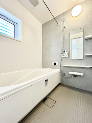 �����@�����`Bath Room�`�@����L�΂��ē������邱�Ƃ��\�I����̔�������M�d�ȃo�X�^�C���ł��B���q�l�Ƃ��ꏏ�ł��\���ȍL���Ȃ̂ŁA���r���O�Ƃ͈�����Ƒ��c�R�̂ЂƎ������y���݂��������܂��B