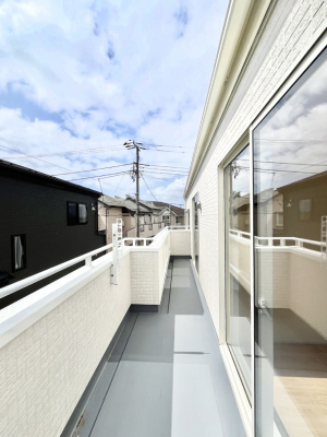 �o���R�j�[�@�����`Balcony�`�@������̃o���R�j�[�̑O�ɂ͉_�ȊO�ɑ��z���Ղ���̂�����܂���B�����󕨂������₷���A����薾�邭�C�����̂������������Ă��܂��B�Ƒ��S�����̐��󕨂���C�Ɋ����܂��B