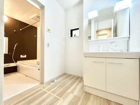 ���̑��@�����`Dressing Room�`  ����������F�����œ��ꂳ��Ă���ƁA�X�b�L���Ɛ�������ۂ������܂��B  ���̗��ɂ͂����Ղ�Ǝ��[�X�y�[�X��W�������I  �����́A�V���v�����@�\�����d�����āB