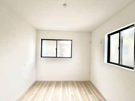 �q�������@�����`Bed Room�`�@�q�������͂��q�l�ɂƂ��đ�Ϗd�Ȗ���������܂��B�q����l�ŉ߂�����Ԃ�^���邱�ƂŁA�h���׋����Ԃ����R�Ƒ����܂����畔���̕Еt����|���Ȃǂ��������ƂɌq����܂��B