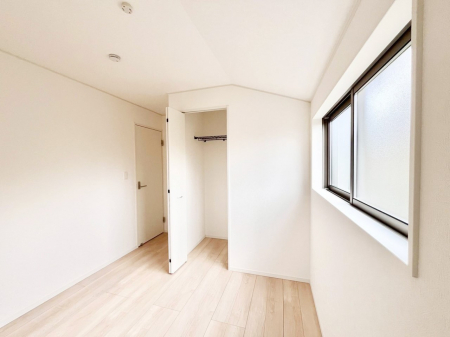 �Q���@�������Q�������`Bed Room�`  �S�����ɂ͎��[�N���[�[�b�g�������I���i�g���̂��m���⏬���͂������A�G�ߕ��̂��m���Ȃǂ���������Ɛ������ڂ����܂������܂��B  ������Ԃ��L���g�p�ł��܂��ˁB