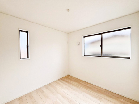 �q�������@�������Q�������`Bed Room�`�@�q�������͂��q�l�ɂƂ��đ�Ϗd�Ȗ���������܂��B�q����l�ŉ߂�����Ԃ�^���邱�ƂŁA�h���׋����Ԃ����R�Ƒ����܂����畔���̕Еt����|���Ȃǂ��������ƂɌq����܂��B