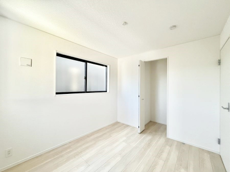 �q�������@�������P�������`Bed Room�`�@�q�������͂��q�l�ɂƂ��đ�Ϗd�Ȗ���������܂��B�q����l�ŉ߂�����Ԃ�^���邱�ƂŁA�h���׋����Ԃ����R�Ƒ����܂����畔���̕Еt����|���Ȃǂ��������ƂɌq����܂��B