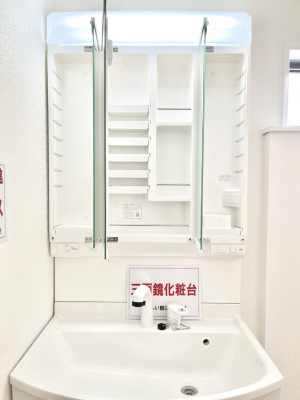 ���̑����ρ@�O�ʋ��̗��ɁA���ϕi��q���p�i�Ȃǂ����[�\�B���ʑ����������ƕۂ��܂��I