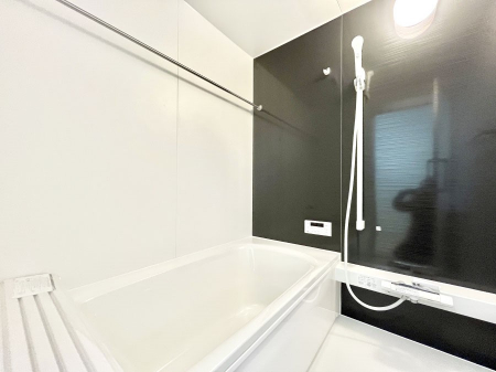 �����@�������P�������`Bath Room�`�@����L�΂��ē������邱�Ƃ��\�I����̔�������M�d�ȃo�X�^�C���ł��B���q�l�Ƃ��ꏏ�ł��\���ȍL���Ȃ̂ŁA���r���O�Ƃ͈�����Ƒ��c�R�̂ЂƎ������y���݂��������܂��B