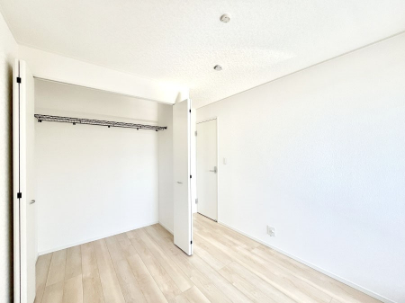 �Q���@�������P�������`Bed Room�`�S�����ɂ͎��[�N���[�[�b�g�������I���i�g���̂��m���⏬���͂������A�G�ߕ��̂��m���Ȃǂ���������Ɛ������ڂ����܂������܂��B  ������Ԃ��L���g�p�ł��܂��ˁB