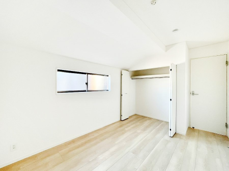 �Q���@�����`Bed Room�`�S�����ɂ͎��[�N���[�[�b�g�������I���i�g���̂��m���⏬���͂������A�G�ߕ��̂��m���Ȃǂ���������Ɛ������ڂ����܂������܂��B  ������Ԃ��L���g�p�ł��܂��ˁB