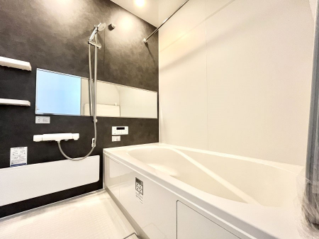 �����@�����`Bath Room�`�@�������������͋C�̗����Ŗ����Ɍ����ă��t���b�V���B���������@�\���t���Ă���̂ŗׂ̐���@�u����Ő􂢏オ�������󕨂��A�J�̓����V�C���C�ɂ������������邱�Ƃ��\�ł��B