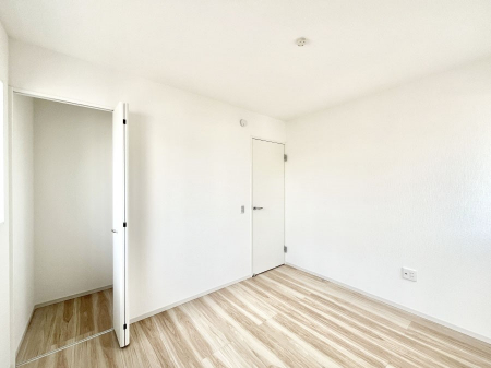 �Q���@�����`Bed Room�`  �S�����ɂ͎��[�N���[�[�b�g�������I���i�g���̂��m���⏬���͂������A�G�ߕ��̂��m���Ȃǂ���������Ɛ������ڂ����܂������܂��B  ������Ԃ��L���g�p�ł��܂��ˁB