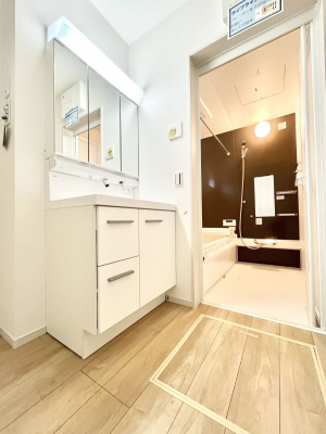 ���̑��@�����`Dressing Room�`  ����������F�����œ��ꂳ��Ă���ƁA�X�b�L���Ɛ�������ۂ������܂��B  ���̗��ɂ͂����Ղ�Ǝ��[�X�y�[�X��W�������I  �����́A�V���v�����@�\�����d�����āB