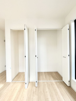 ���[�@�����`Closet�`�@�ǖʃN���[�[�b�g������΃^���X��u���K�v���Ȃ��A�o������̂Ȃ��X�b�L����Ԃ��ێ��ł��܂��B����ꂽ�X�y�[�X��L���Ɋ��p�ł������B�G�߂̈ߗނ��̕i�Ȃǂ����Ղ���[�o���܂��ˁ�