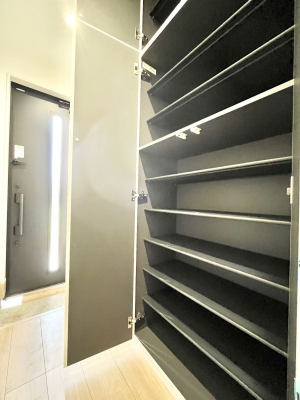 ���̑����ρ@�����Ղ���[�ł���V���[�Y�{�b�N�X�ŉƑ��S���̌C���A���ւ�������B  