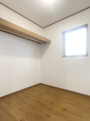 [@`Walk-in Closet`@̗mĂVɂȂɂEH[NCN[[bgBmȊOɂAigȂƓdX[cP[XAXgbNiȂǉłЕtԂłB