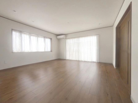 rO@`Living`  Lȗz̏ꏊƂ炵B  邱̋Ԃ݂͂Ȃ̏Ί炪WꏊAYA邱Ƃ̂Ȃ킢ȂbyގԁA̎vԂꏊB