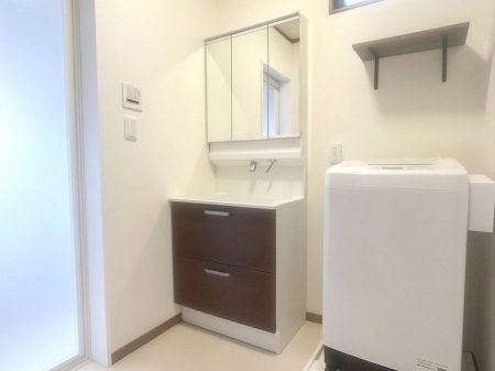 ʑEʏ@`Dressing Room`@\ȑ傫̐ʑ͎[鎖ȂAgȂ݃`FbN⎕ȂǁA̍QԂłzeCNȃXy[Xŗ]TƂƂĒ܂B