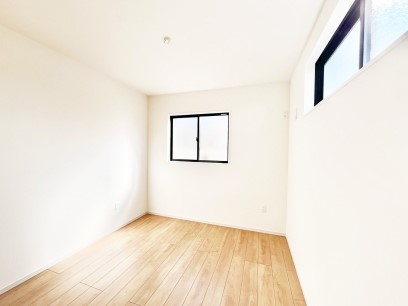 �q�������@�����`Bed Room�`�@�q�������͂��q�l�ɂƂ��đ�Ϗd�Ȗ���������܂��B�q����l�ŉ߂�����Ԃ�^���邱�ƂŁA�h���׋����Ԃ����R�Ƒ����܂����畔���̕Еt����|���Ȃǂ��������ƂɌq����܂��B