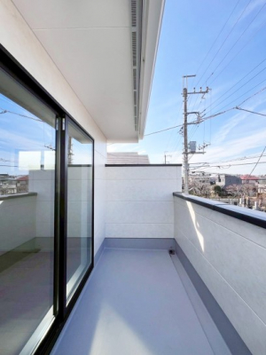 �o���R�j�[�@�����`Balcony�`  �傫�ȋ�Ɉ͂܂ꂽ�C�����̂����ƁB  �o���R�j�[��`�������ň��|�I�ȊJ�����ɕ�܂�܂��B  �o���R�j�[�͗z���������݂��z�c����󕨂��C�����悭�������Ƃ��ł��܂��B