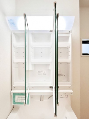 ���̑����ρ@�O�ʋ��̗��ɁA���ϕi��q���p�i�Ȃǂ����[�\�B���ʑ����������ƕۂ��܂��I