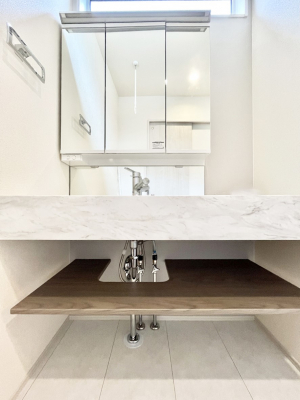 ʑEʏ@`Dressing Room`@\ȑ傫̐ʑ͎[鎖ȂAgȂ݃`FbN⎕ȂǁA̍QԂłzeCNȃXy[Xŗ]TƂƂĒ܂B