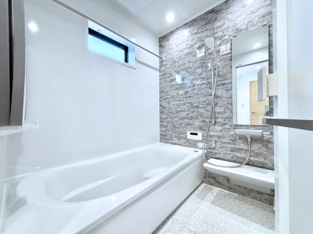 @P`Bath Room`@t̃oX[́Ǎ薾邭C̗ǂԂłB邱ƂŁACǍDB芰oX[ŁÃoX^Cy݂ɂȂ肻łB