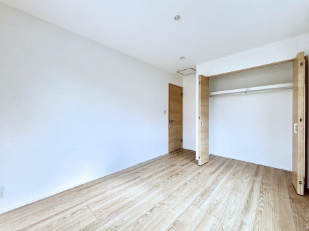 ̑ρ@P`Bed Room`  Sɂ͎[N[[bgIiĝm⏬͂AGߕ̂mȂǂƐڂ܂܂B  ԂLgpł܂ˁB