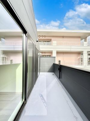 oRj[@P`Balcony`@傫ȋɈ͂܂ꂽĈƁBoRj[`ň|IȊJɕ܂܂BoRj[͗z݂zc󕨂C悭Ƃł܂B