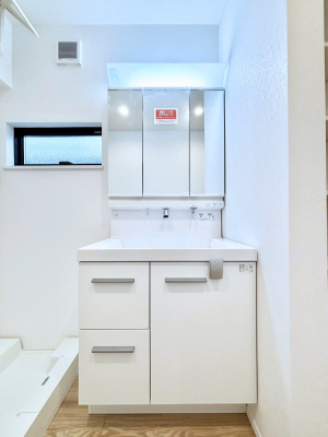 ʑEʏ@P`Dressing Room`@\ȑ傫̐ʑ͎[鎖ȂAgȂ݃`FbN⎕ȂǁA̍QԂłzeCNȃXy[Xŗ]TƂƂĒ܂B