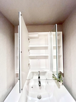 ���̑����ρ@�O�ʋ��̗��ɁA���ϕi��q���p�i�Ȃǂ����[�\�B���ʑ����������ƕۂ��܂��I