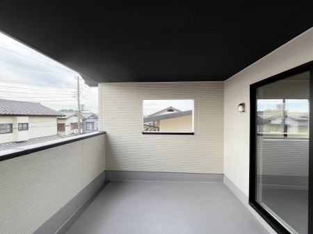 �o���R�j�[�@�����`Balcony�`�@�C���i�[�o���R�j�[�͐��󕨂������X�y�[�X�Ƃ��ċ}�ȉJ�Ő��󕨂��G��Ă��܂��̂�h���ł���܂����`�F�A�ł��낢����A�Ăɂ͎�����C�ɂ����r�j�[���v�[�����y���߂܂��ˁ�