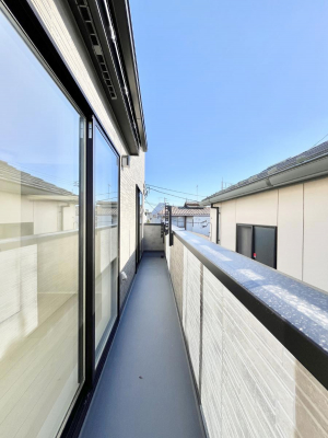 �o���R�j�[�@�����`Balcony�`�@������̃o���R�j�[�̑O�ɂ͉_�ȊO�ɑ��z���Ղ���̂�����܂���B�����󕨂������₷���A����薾�邭�C�����̂������������Ă��܂��B�Ƒ��S�����̐��󕨂���C�Ɋ����܂��B