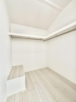 ���̑��@�����`Walk-in Closet�`�@�K�v�Ȃ��̂�R�[�f�B�l�[�g���ꗗ���Ċm�F�ł��A�g�x�x�⏀�����Z���ԂōςރE�H�[�N�C���N���[�[�b�g��ݒu���܂����B�Ƃ̒�����������Ƃ�����֗��Ȏ��[�X�y�[�X�ł��B