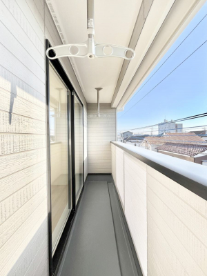 oRj[@`Balcony`@̃oRj[̑Oɂ͉_ȊOɑzՂ̂܂B󕨂₷A薾邭ĈĂ܂BƑS̐󕨂CɊ܂B