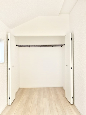 [@`Closet`@ǖʃN[[bg΃^XuKvȂAôȂXbLԂێł܂BꂽXy[XLɊpłBG߂̈ߗނ̕iȂǂՂ[o܂ˁ